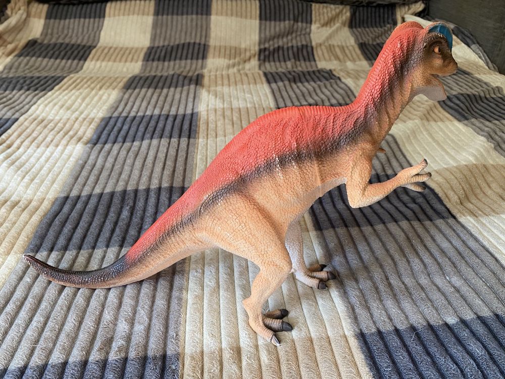 Большой динозавр ( дилофозавр) 51*29см