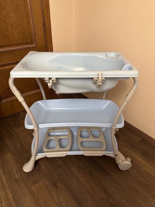 Пеленальний столик з ванночкою та поличками