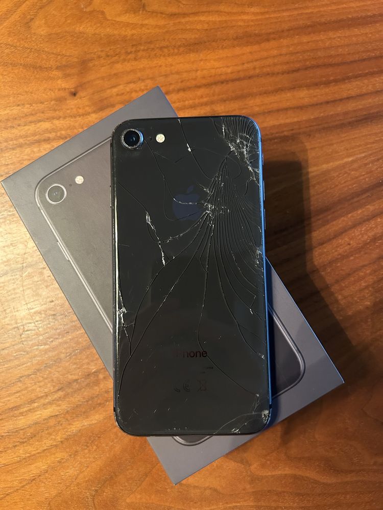 Iphone 8 (uszkodzony)