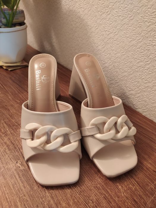 Шльопанці в ідеальному стані.