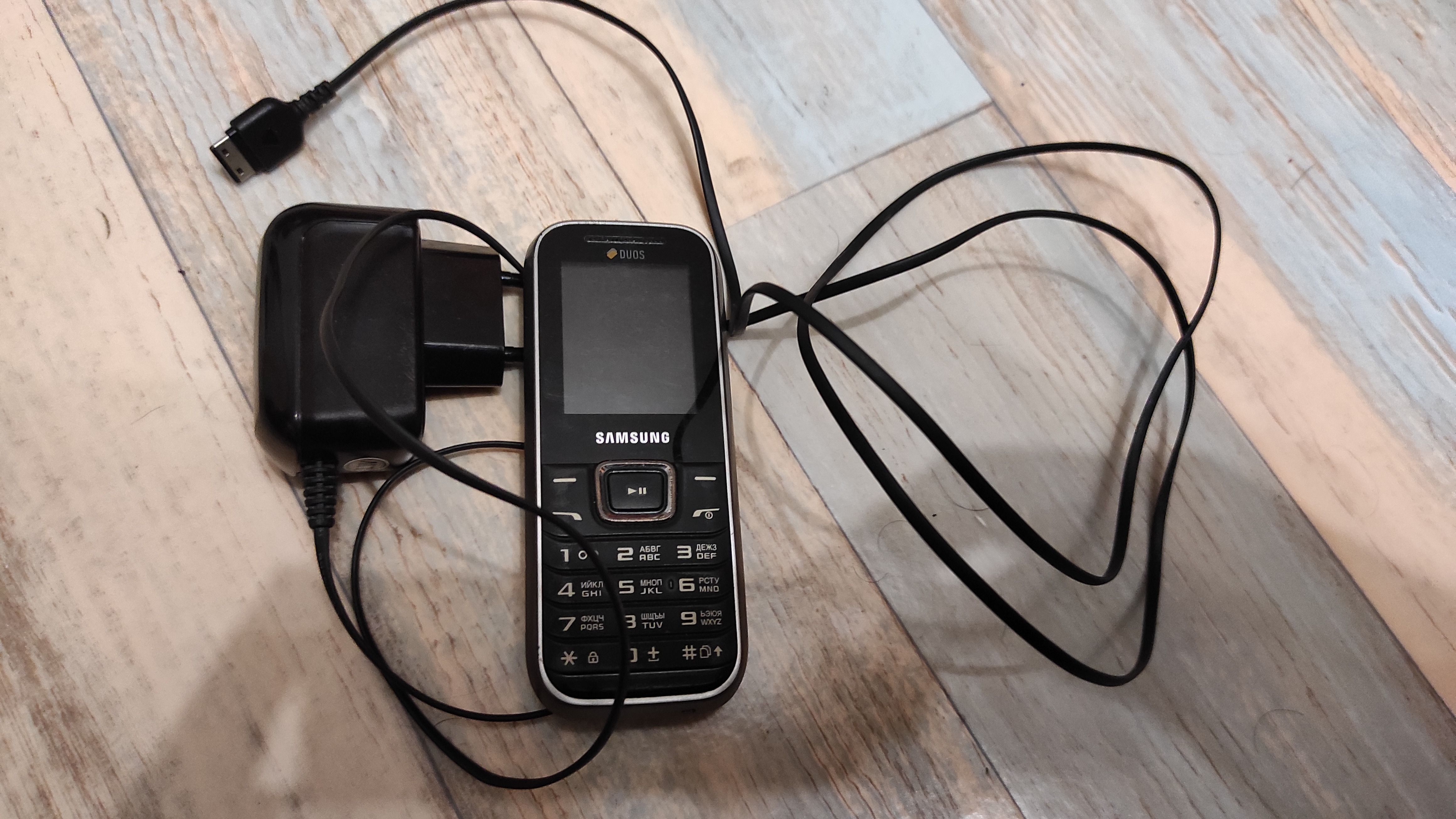 Телефон Samsung GTE1232B