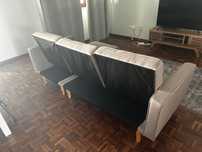 Sofá com chaise long e costas rebativeis