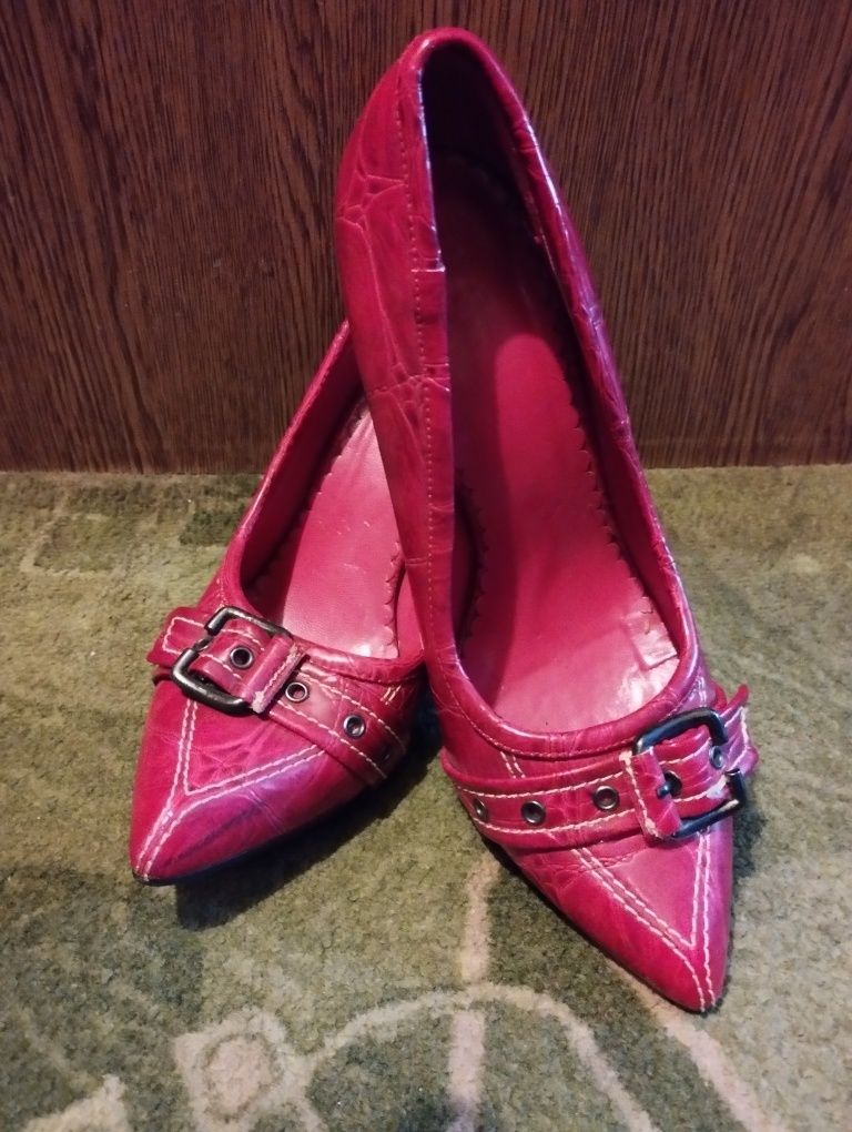 Pantofle czerwone do wyjścia rozmiar 36 na obcasie 9 cm