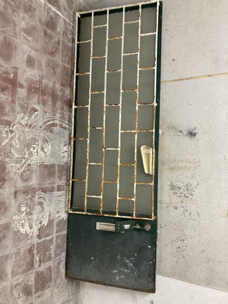 Porta de rua em ferro com fechadura e grade protecao