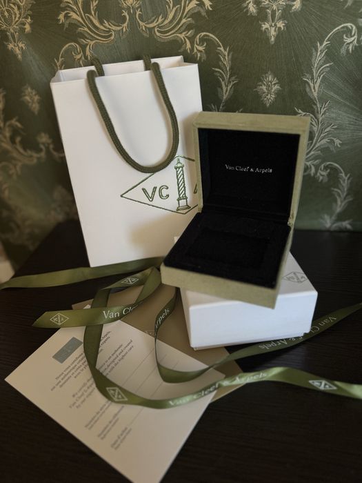 Упаковка Van Cleef & Arpels для серег оригинал