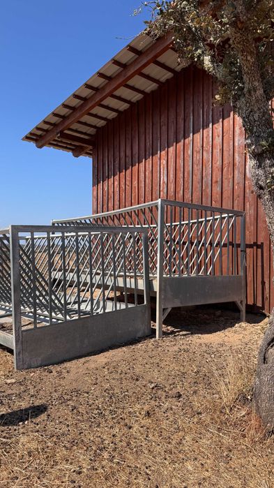 Alimentador de grama para animais de fazenda