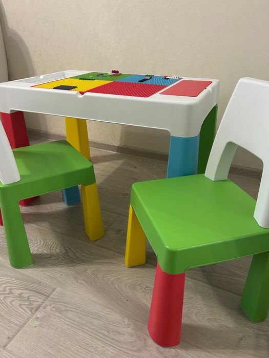 продам дитячий столик з стільцями
