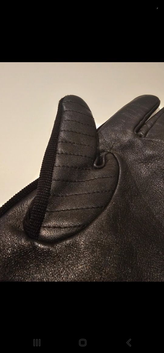 Skórzane (sheep leather) rękawiczki Calvin Klein zapinane na rzepy.