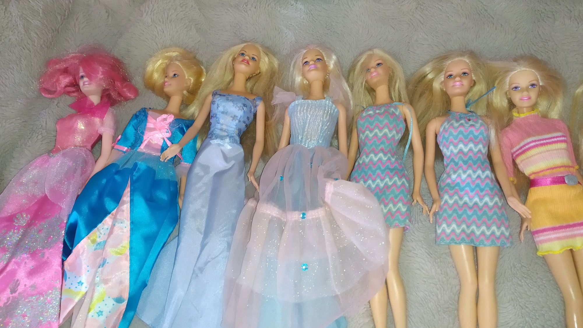 Barbie 15€ cada ou 20 por 199,99€, 5€ cada vestido ou 20 por 75€