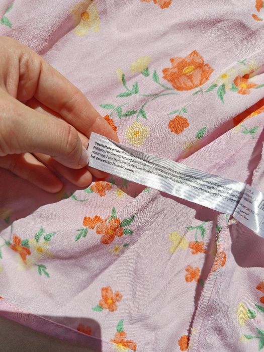 Urocza koszulowa sukienka damska Terranova pudrowy róż kwiaty