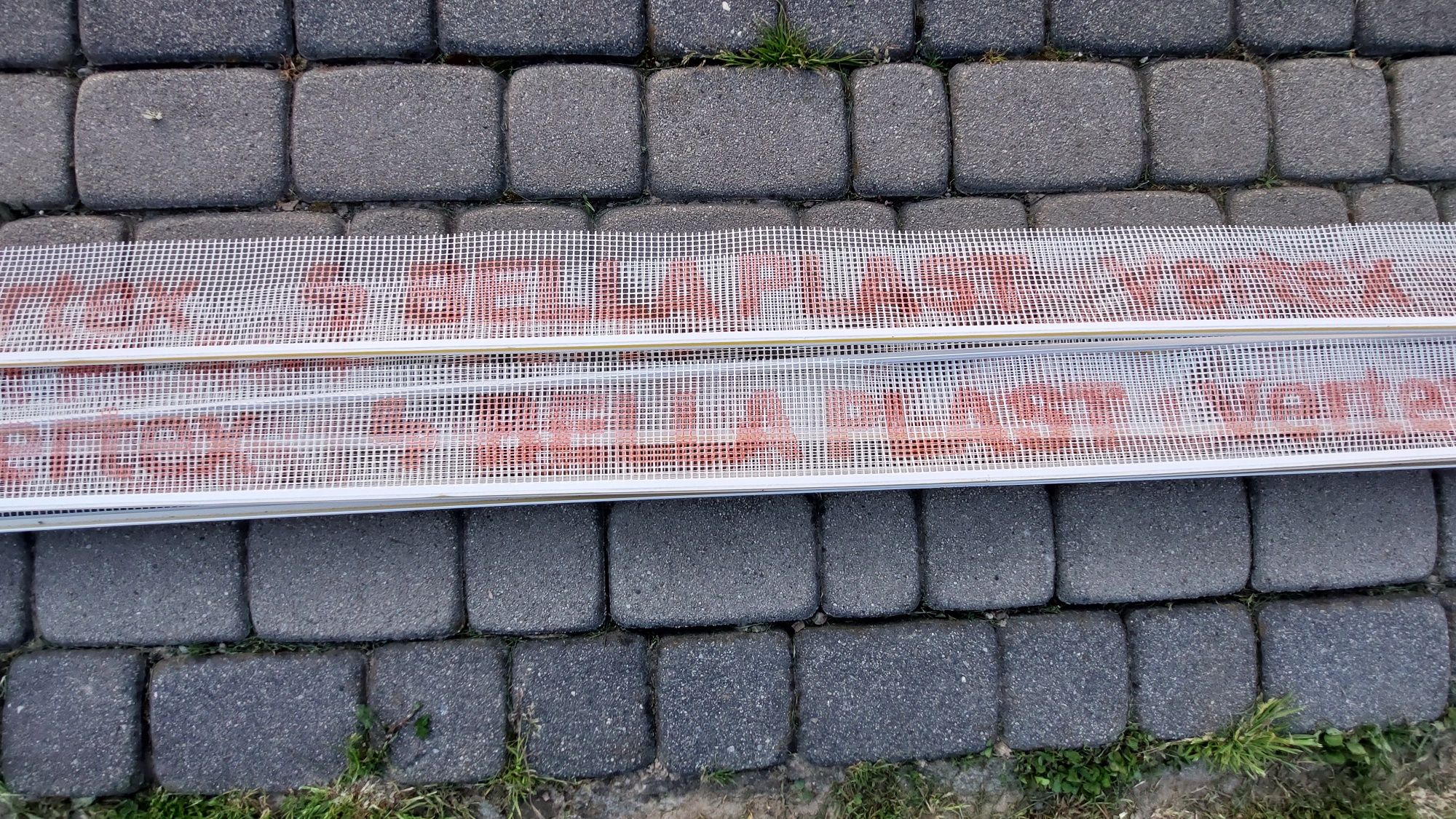 Listwy przyokienne z siatką