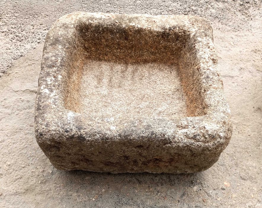 Antiga pia em pedra (59 x 58 x 29 cm)