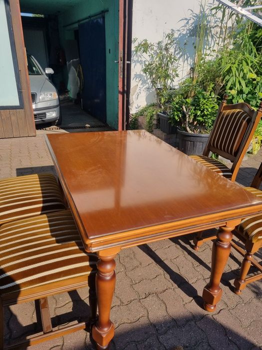 Stół rozkładany i 4 krzesła