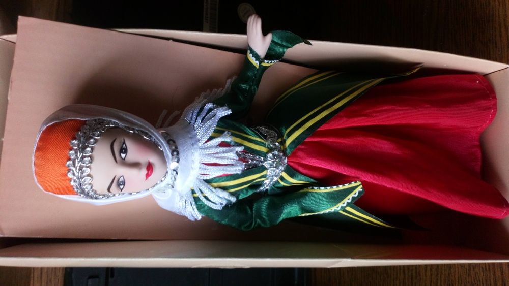 Кукла фарфоровая.