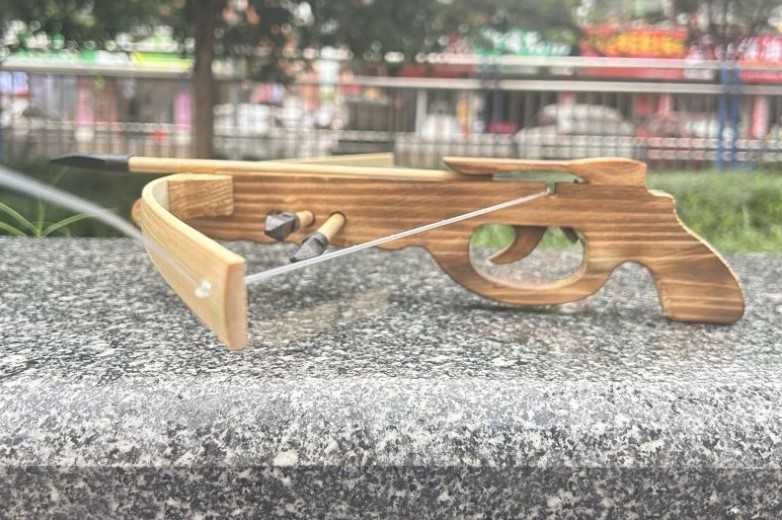 Іграшковий дерев'яний арбалет/Игрушечный деревянный арбалет