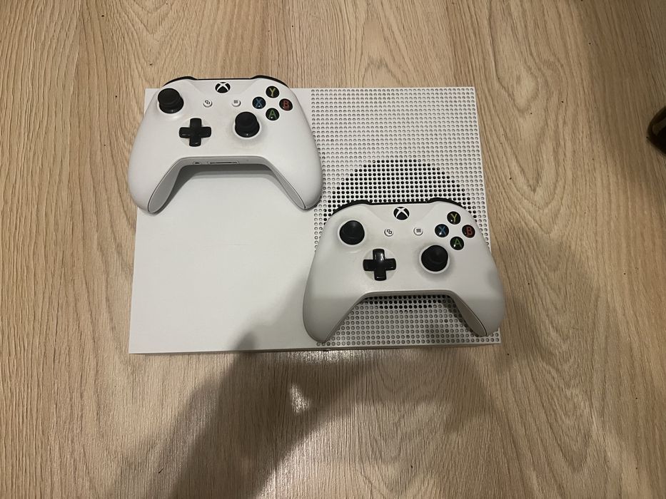 XBOX ONE S+dwa pady