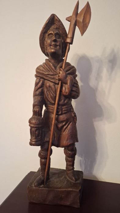 Rzeźbiona figurka z drewna latarnik