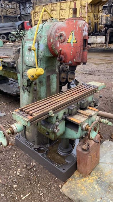 Продам фрезерний верстат