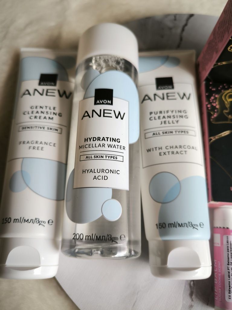 Zestaw 12 kosmetyków Avon + gratis