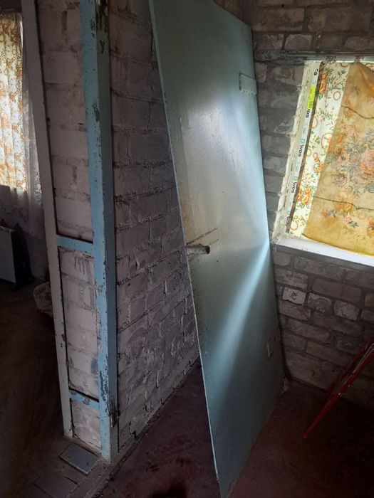 Металеві двері, люк