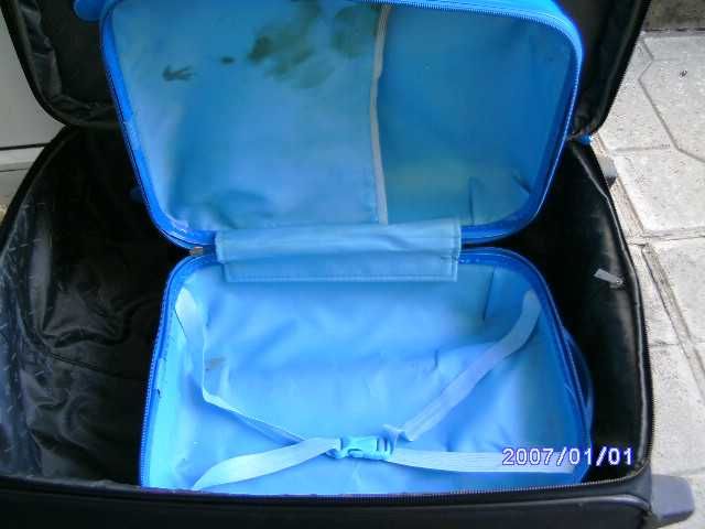 продам   средний чемодан на колесиках фирмы Mickey Mouse