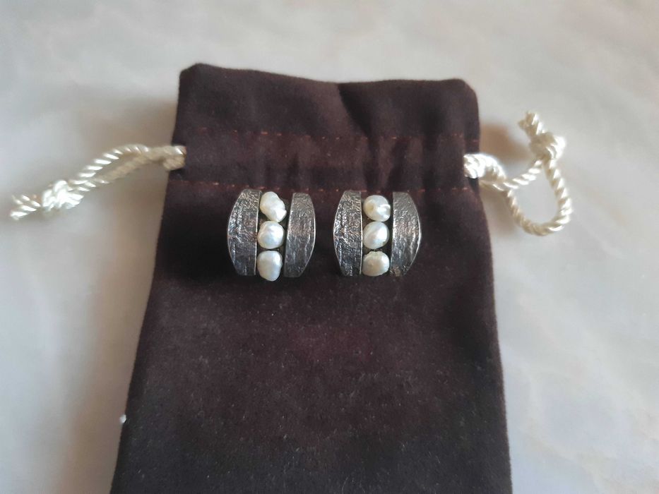 Brincos prata contrastada e pérolas, novos