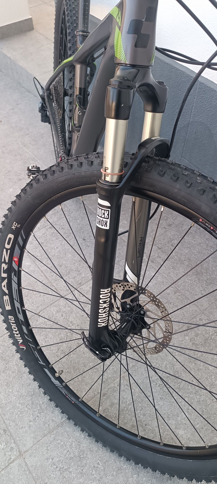 Bicicleta cube carbono M roda 29