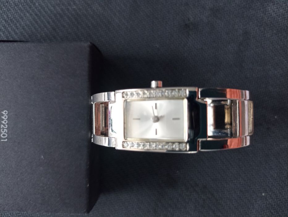 Nowy elegancki zegarek damski