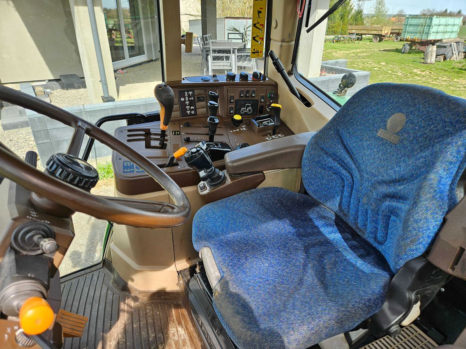 Ciągnik John Deere 6810