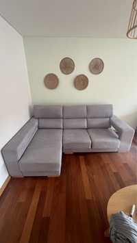 Sofa extensivel com chaise long e arrumação