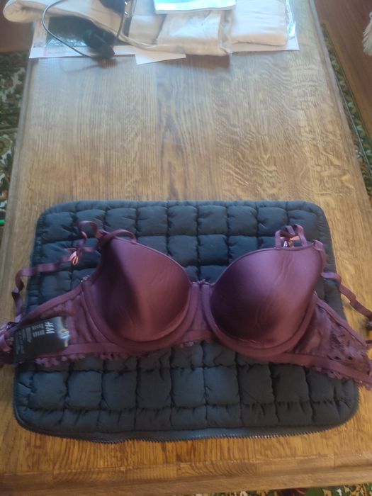 Шикарный бюстгальтер бордового цвета