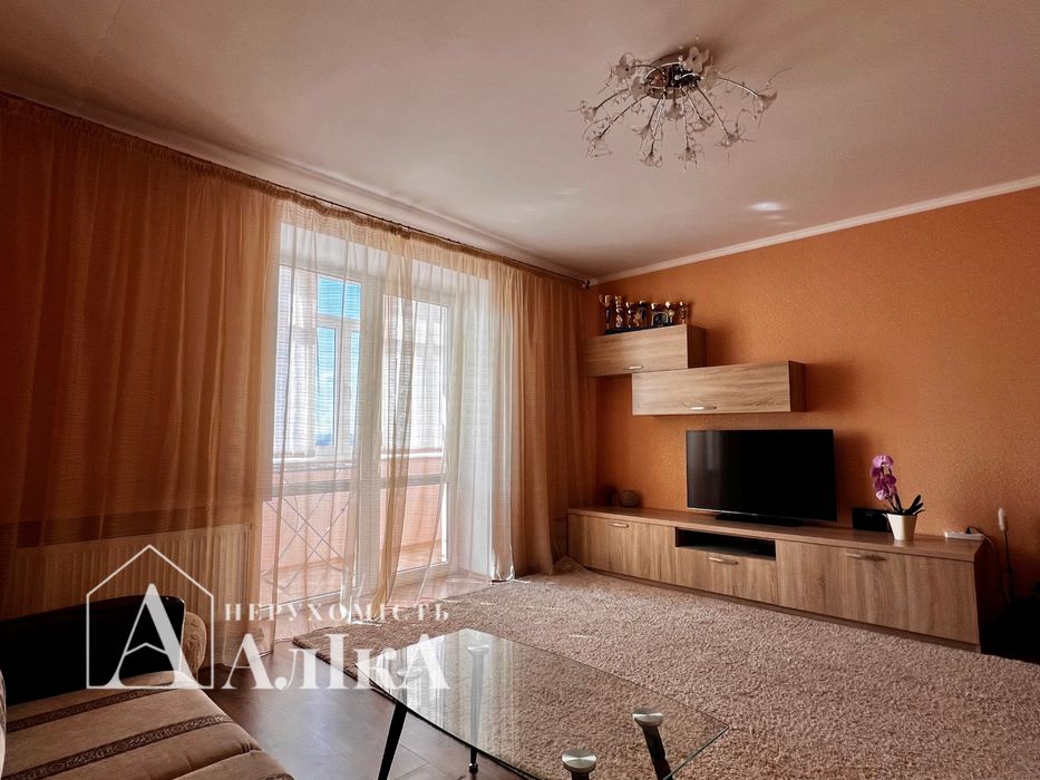 Продам велику 3-кімнатну квартиру в новому будинку біля центру