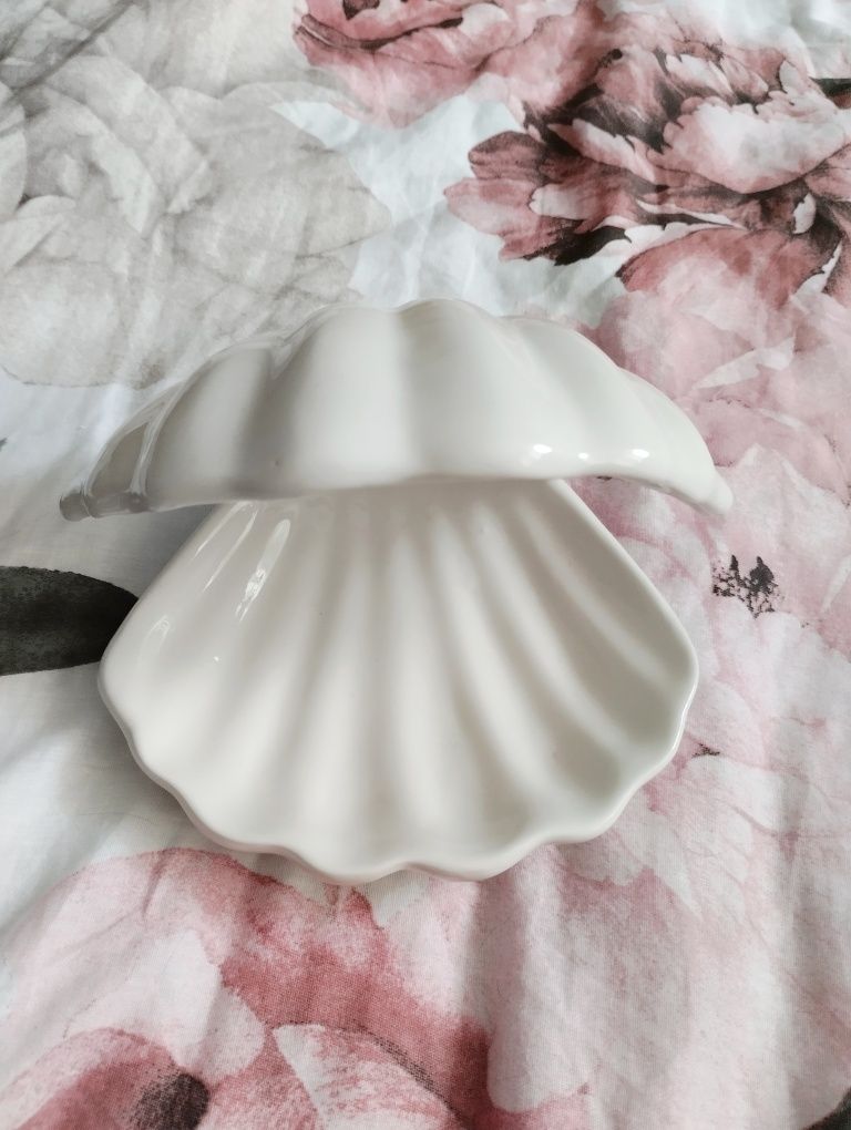 Biała ceramiczna ozdobna duża muszla idealna na biżuterię