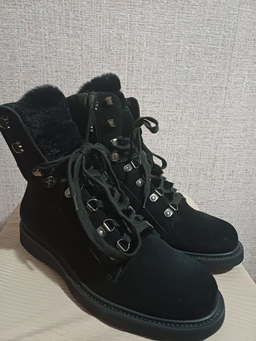 Чорні замшеві жіночі ботинки,черевики  відомого бренду 39розміру