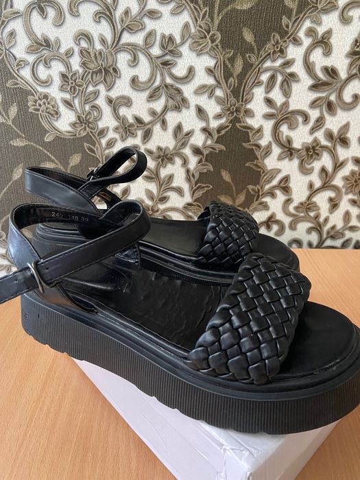 Жіночі босоніжки