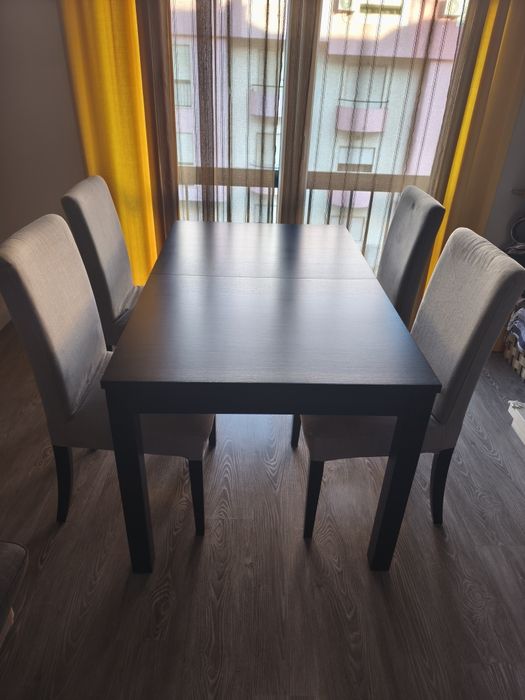 Mesa extensível Bjursta + 4 cadeiras Henriksdal