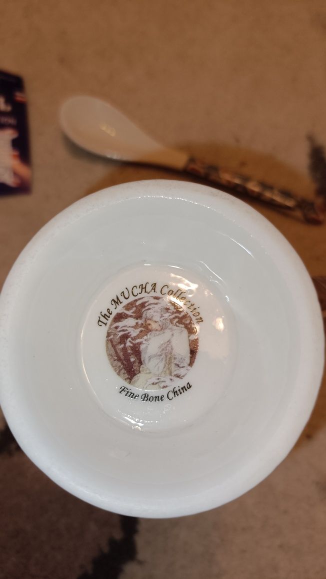 Dwie filiżanki z porcelany Queen Isabell

KOLEKCJA LIMITO