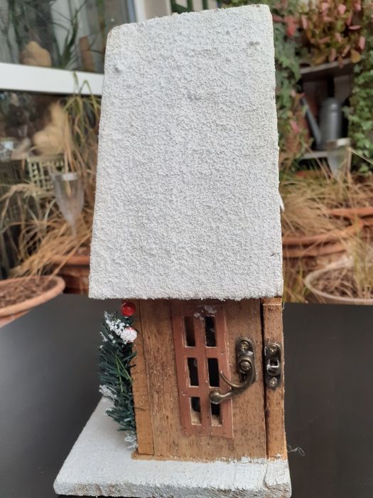 Drewniany ośnieżony domek z podświetleniem LED