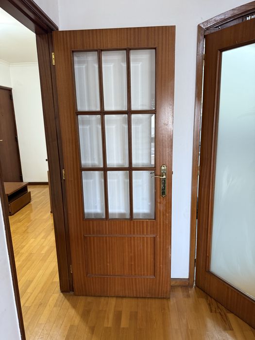 Porta interior em madeira com vidro