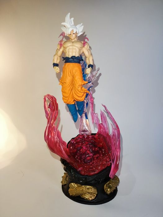 Son Goku Super Sayajin Branco — Figura 24cm com Luz (Dragon Ball)
