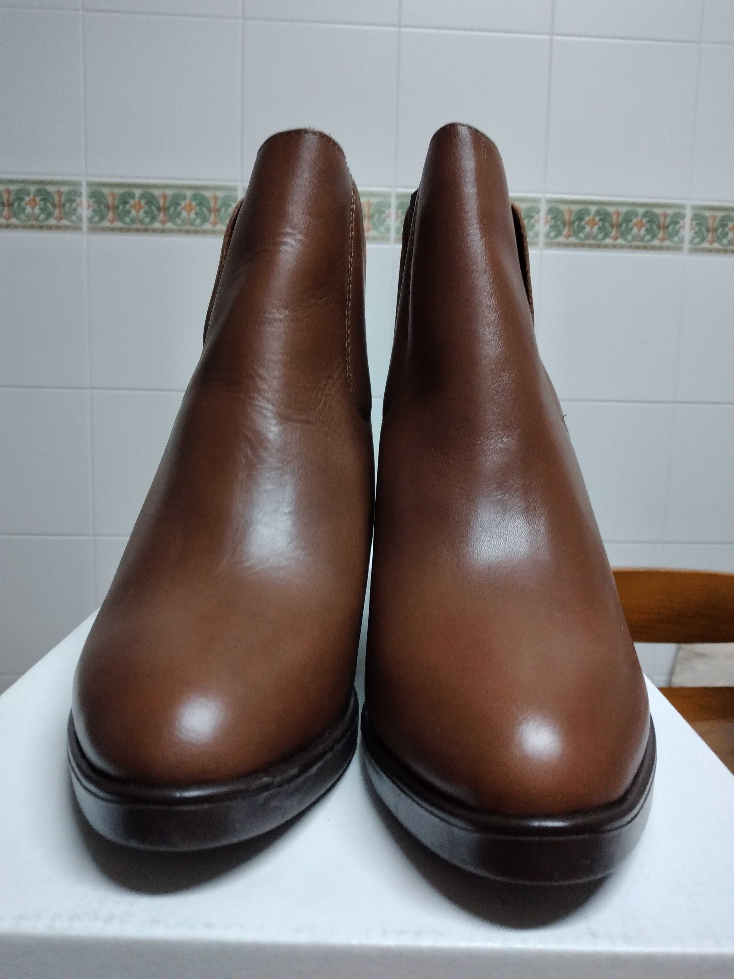 Botins novos em pele, castanho queimado