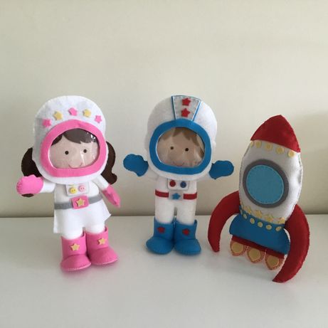 Astronautas e foguetão em feltro