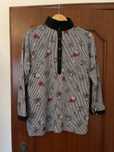 Camisa com padrão de flores
