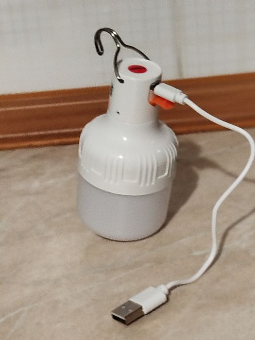 Світлодіодна лампочка з вбудованим акумулятором