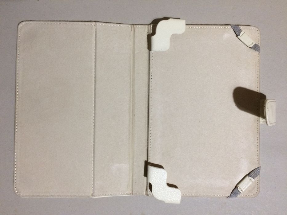 Capa branca para tablet com as dimensões exteriores de 21 X 14 cm