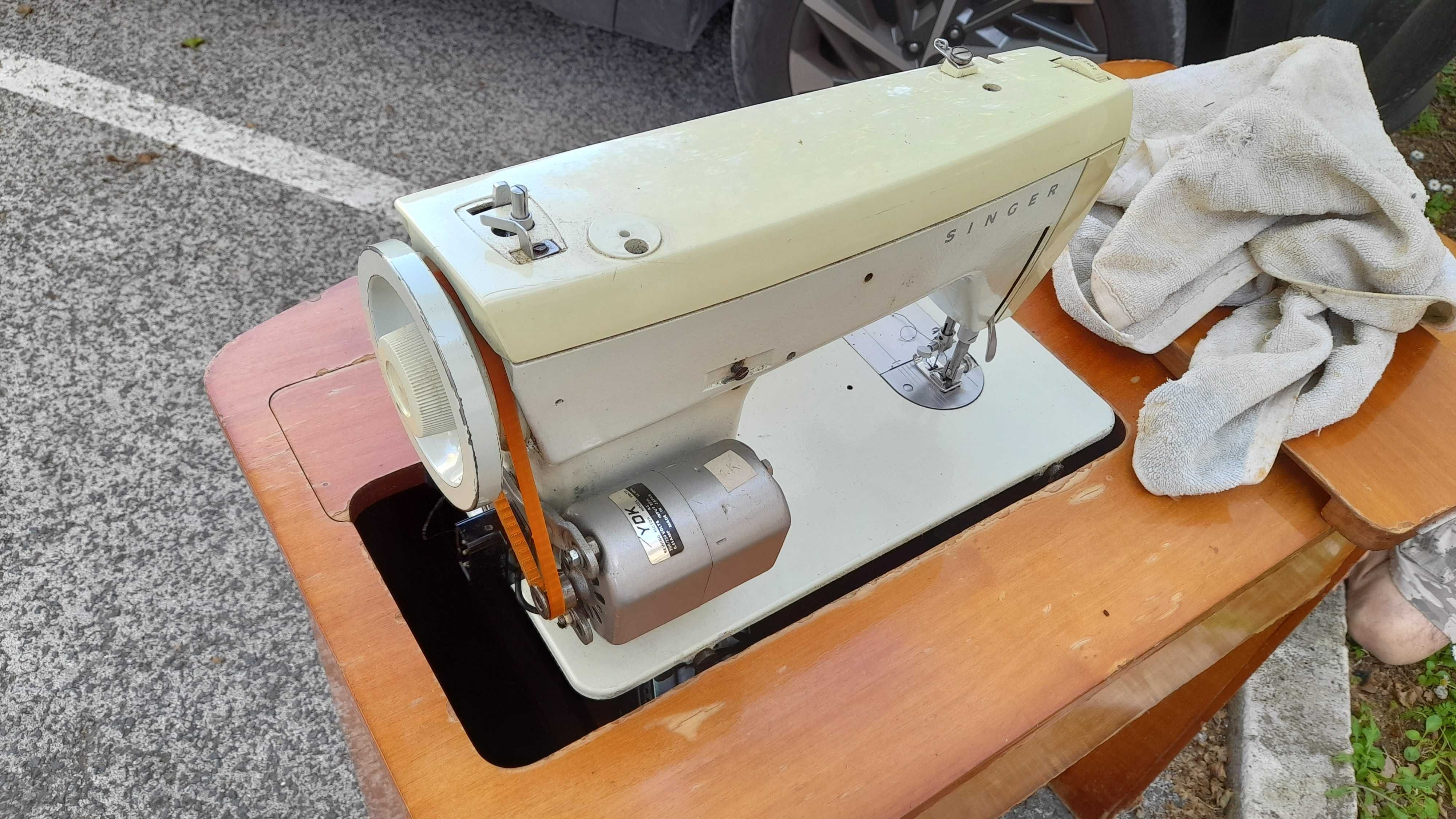 Máquina De Costura Singer 257 Elétrica com Movel Vintage