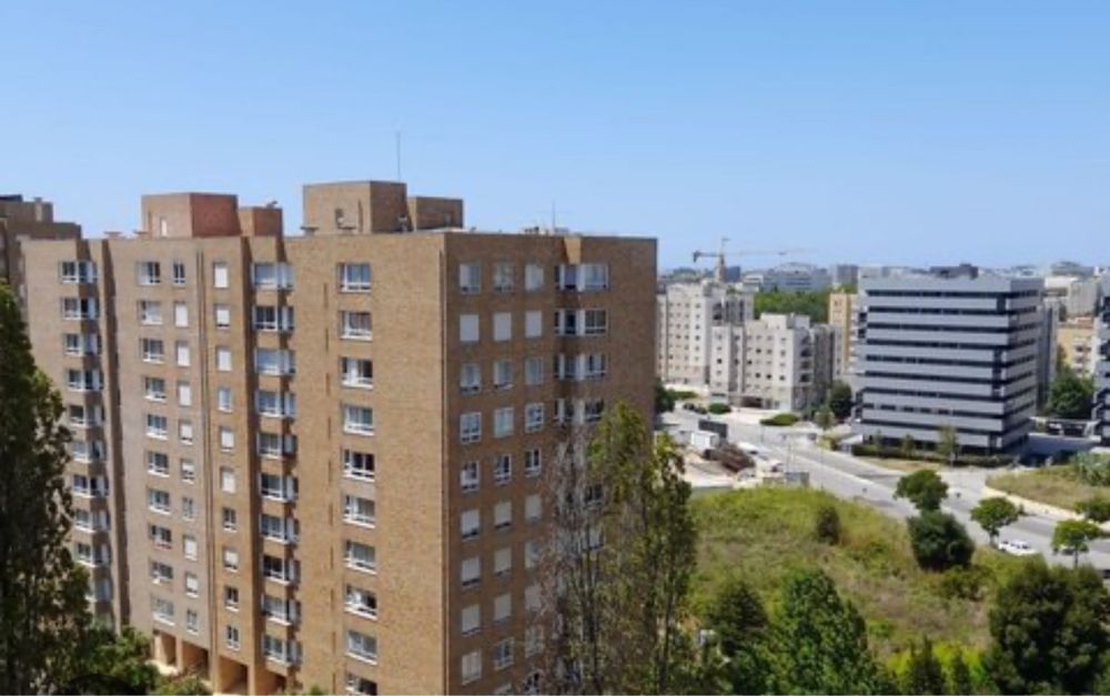 Apartamento T4 para alugar com lugar de garagem e arrecadaçao