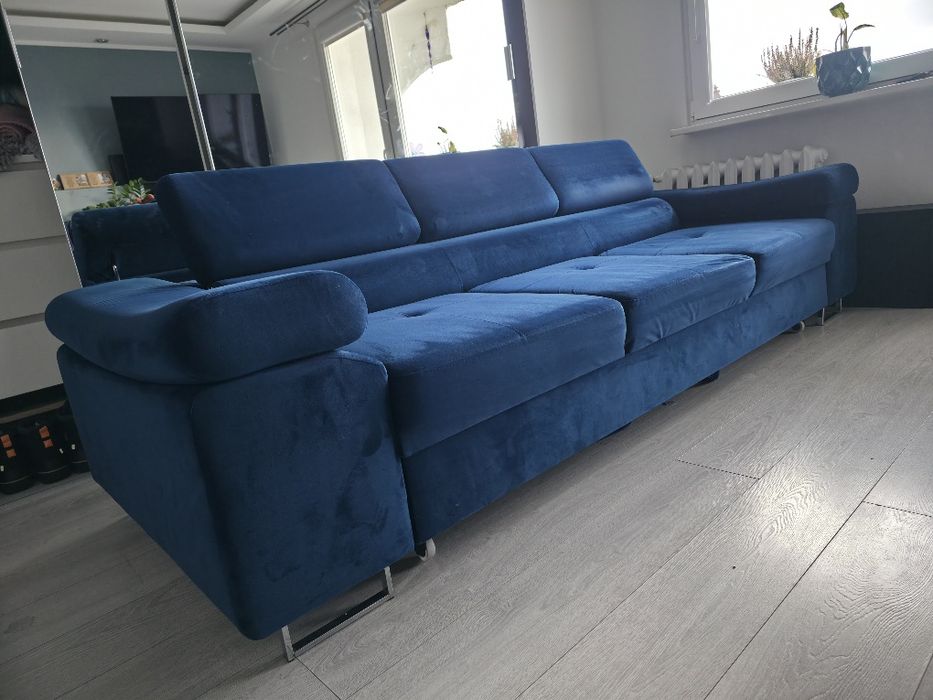 Sofa z funkcją spania i regulowanymi zagłówkami