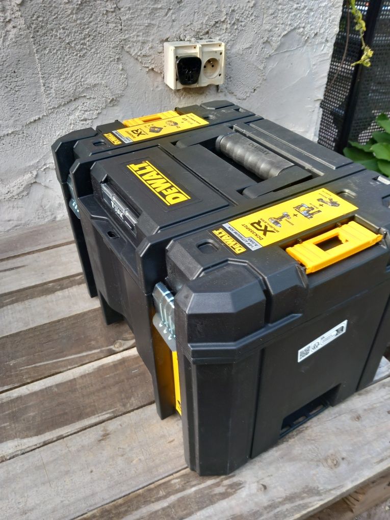 Kufer Skrzynka Walizka Narzedziowa DEWALT TSTAK