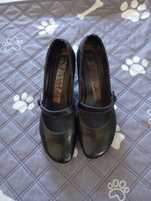 Sapatos pretos Hispanitas